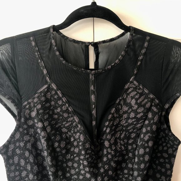Gorgeous Mesh-Yoke Gray & Black Cap-Sleeve Back-Zip Peplum Top - Size Small - Picture 6 of 16